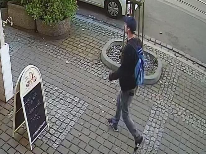 Ukradł z auta torebkę z cenną zawartością! Szuka go policja z Bydgoszczy