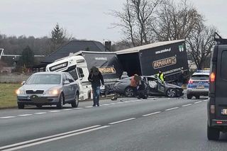 Broszków: Na DK-2 zderzyły się dwie ciężarówki i osobówka. Droga zablokowana!