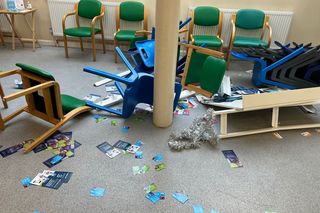 Rośnie agresja wobec lekarzy. Wściekły pacjent zdemolował gabinet, lekarka udostępniła zdjęcia