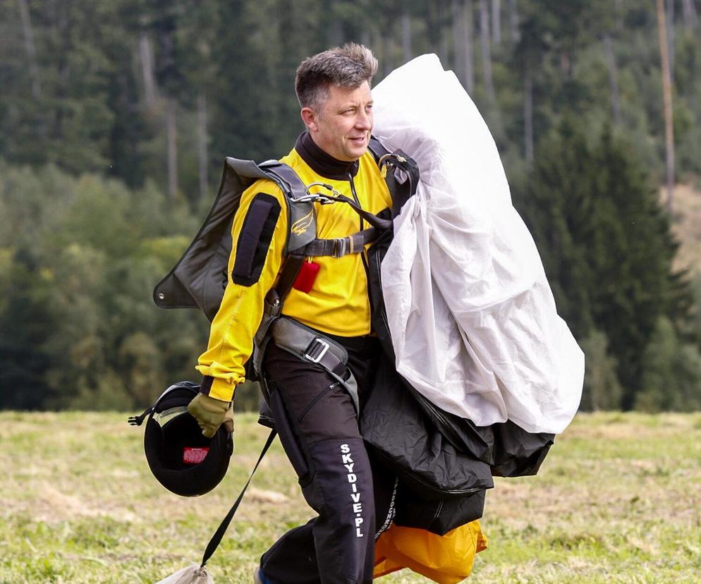 Skoki Dworczyka ze spadochronem na pikniku lotniczym
