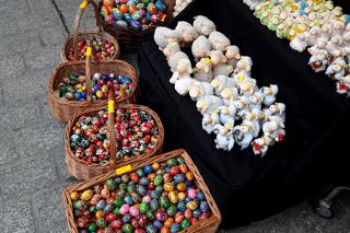 Na krakowskim Rynku trwają Targi Wielkanocne. Jeszcze zdążycie je odwiedzić! [GALERIA ZDJĘĆ]