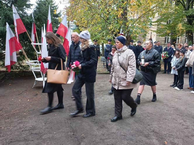 Zapalono znicze dla rozstrzelanych mieszkańców Leszna. W rocznicę tragicznych wydarzeń [ZDJĘCIA]
