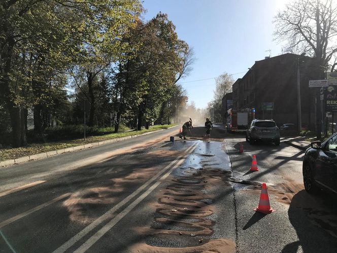 Na drogę wylało się paliwo. Gigantyczne utrudnienia w Rudzie Śląskiej