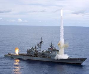 USS Cowpense odpala dwa pociski przeciwlotnicze podczas ćwiczeń na Pacyfiku