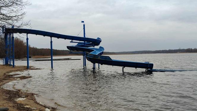 Plaża w Nowym Dębcu zalana