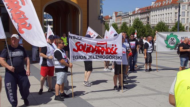 Protest pracowników PKP Cargo we Wrocławiu. Pracę ma stracić prawie 400 osób 