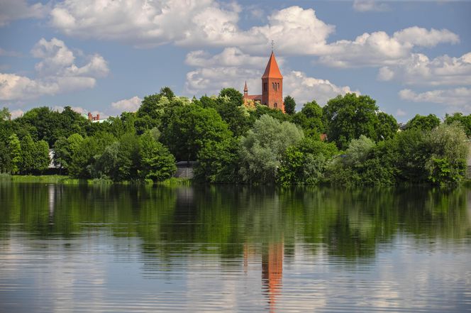 To miasteczko w województwie kujawsko-pomorskim leży na brzegu dwóch jezior. Przez wieki nękały je pożary