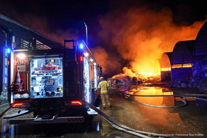 Gigantyczny pożar w Koniecpolu. Ogień pojawił się w firmie składującej odpady