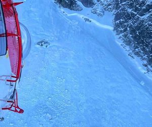 Tatry. Zejście lawiny pod Świnicą. Porwała dwóch turystów [ZDJĘCIA]