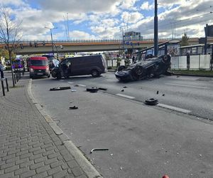 Samochód dachował, a potem uderzył w przystanek! Koszmarny wypadek w Bydgoszczy