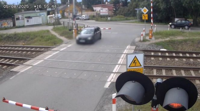 Volvo z dziećmi w środku uwięzione między rogatkami