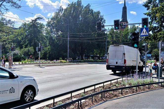 Nowe przejście przez plac Zwycięstwa