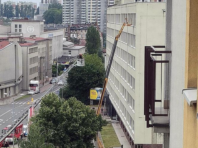 Strażacy ewakuowali pracowników ze zwyżki w Katowicach