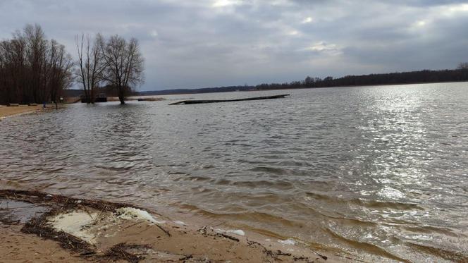 Plaża w Nowym Dębcu zalana