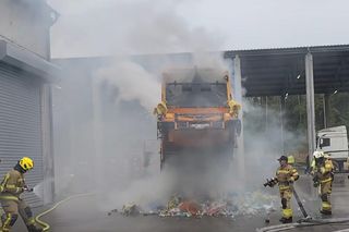 Strażacy walczyli z pożarem śmieciarki. Tego nie było w scenariuszu ćwiczeń!