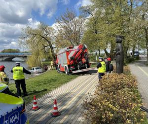 Samochód dryfował w jeziorze. Policja szukała właściciela