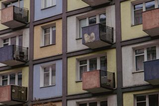 Mazowiecka 5 w Krakowie. Kolorowa plomba