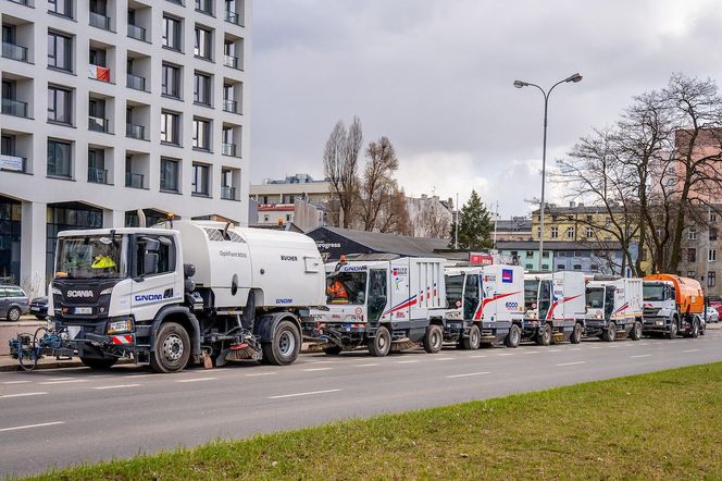 Harmonogram pozimowego sprzątania Łodzi. Pierwsze zamiatarki już jeżdżą po ulicach