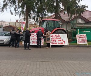 Protest pod Urzędem Gminy w Grucie