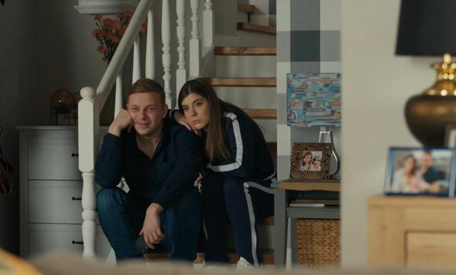 Barwy szczęścia odc. 2990. Agata (Natalia Zambrzycka), Hubert (Marek Molak)