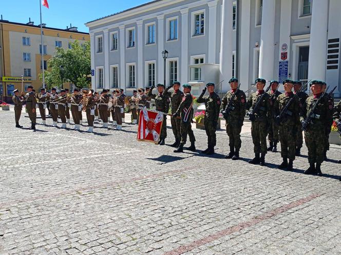 Na Skwerze Niepodległości w Siedlcach można było wysłuchać okolicznościowych przemówień i Apelu Pamięci Oręża Polskiego