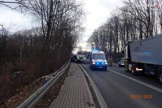 Zderzenie trzech samochodów osobowych i cieżarówki. Wśród poszkodowanych kobieta w ciąży