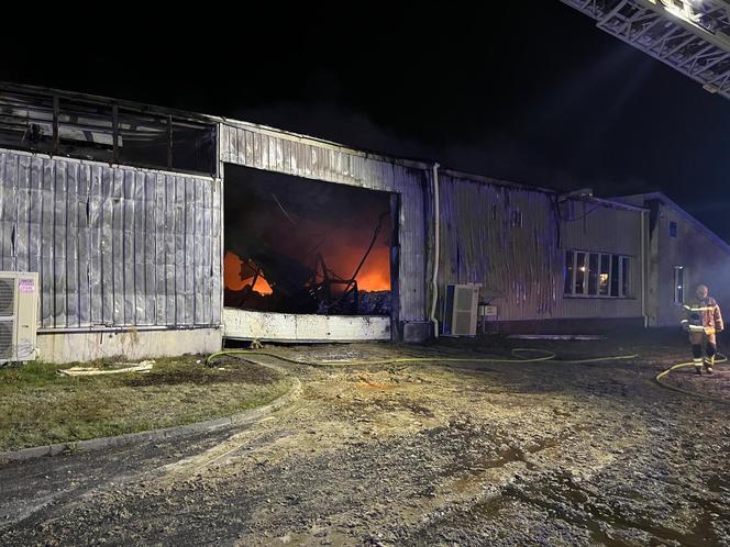 Wielki pożar hali pod Bełchatowem! Strażacy walczyli z żywiołem przez kilka godzin [ZDJĘCIA]