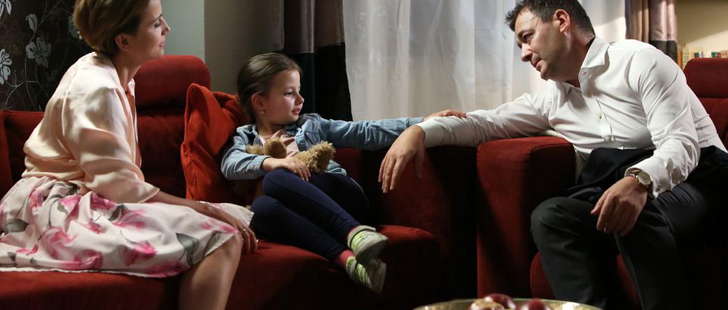 Barwy szczęścia odc. 1500.  Marta Walawska (Katarzyna Zielińska), Ewa (Gabriela Ziembicka), Artur Chowański (Jacek Rozenek)