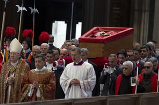 Trumna z ciałem papieża Franciszka wystawiona w Bazylice Św. Piotra. Wierni oddają mu hołd