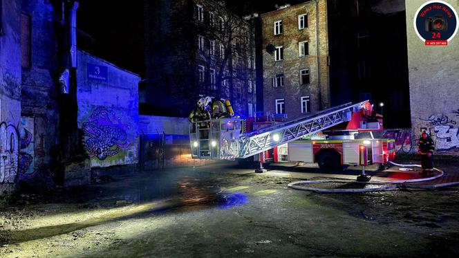 Potężny pożar kamienicy na Pradze. Buchające płomienie widać było z daleka