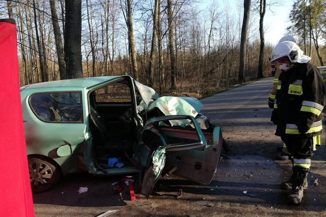 Tragiczny wypadek na trasie Stare Siedlisko – Piórkowo. Kierowca żyje, pasażera nie udało się uratować
