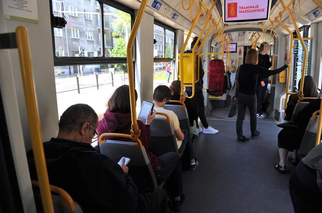 Pasażerowie gniotą się w "szóstce". Skandaliczne warunki w tramwajach na Pradze