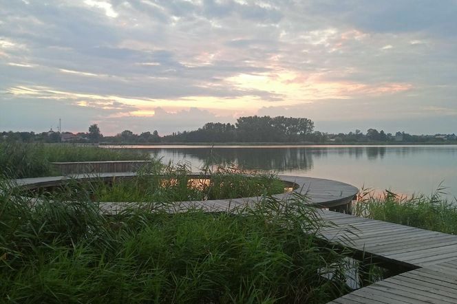 Zobacz, jak wygląda pomost w Słupcy. Drewniane okręgi cały czas przyciągają turystów!