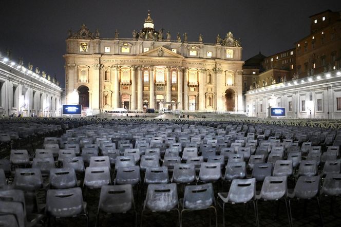 Watykan. Modlitwa o zdrowie papieża Franciszka na placu Świętego Piotra