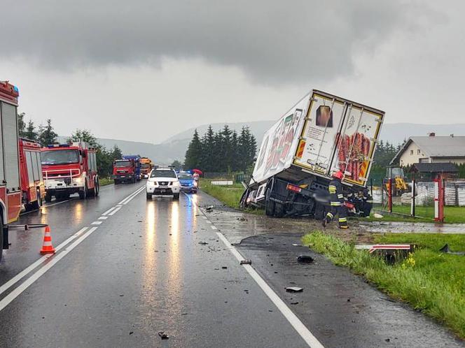 Łososina Dolna. Zderzenie dwóch dostawczaków. Ciężarówka chciała je minąć i skończyła w rowie