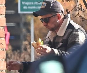 Agnieszka Kaczorowska siedzi i pachnie, a Rogacewicz wynosi śmieci i je kanapke poza autem... Fajna para?