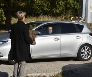 Ojciec Rydzyk podjechał na otwarcie geotermii starą toyotą. Nie potrzebuje kierowcy