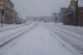 Fatalne warunki na drogach w Bydgoszczy. Zima znów dała o sobie znać! [ZDJĘCIA, WIDEO, AUDIO]