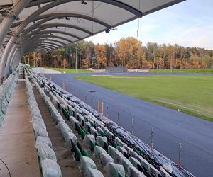 Remont starachowickiego stadionu trwa. Na plac budowy dotarły słupy oświetleniowe