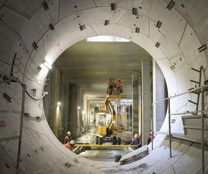 Metro w Warszawie już wozi pasażerów, ale wciąż są drążone nowe linie