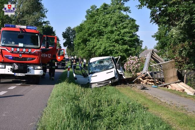 Przerażający wypadek w Wilkołazie. Samochód dostawczy dachował w przydrożnym rowie