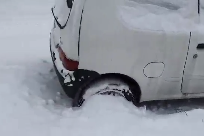 Września: Mieszkańcy wyrzucają śnieg z chodników na ulice! Kierowcy utykają w zaspach! 