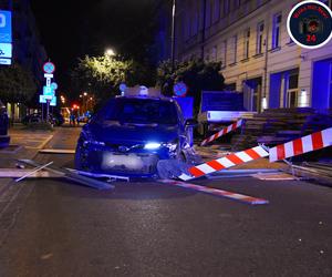 Warszawa. Śmiertelny wypadek w Śródmieściu. Taksówkarz nie żyje, dwie rowerzystki w szpitalu