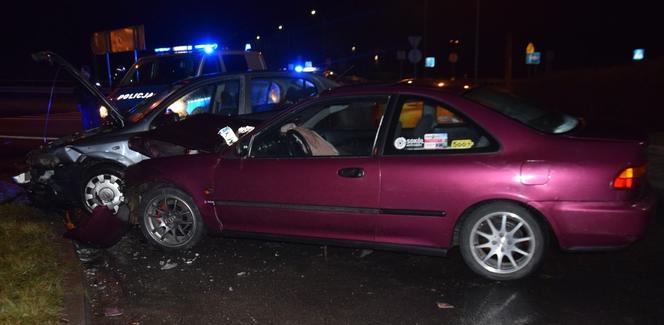 18-letni kierowca wjechał na rondo pod prąd. Zderzył się z prawidłowo jadącym autem