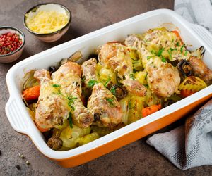 Kurczak po kozacku - prosty przepis na podudzia zapiekane z warzywami