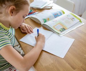 Pisanie ręczne to trening dla mózgu. Jak wpływa na pamięć i czytanie u dziecka?