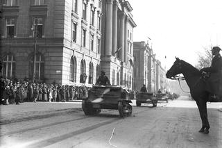 Jak dawniej wyglądała tradycyjna zmiana warty na Rynku Głównym i przystrajanie Krakowa z okazji 11 listopada? Te zdjęcia to skarb!