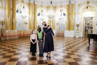 Agata Duda w eleganckich sukienkach