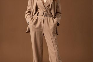 Zapomnij o nudnych jeansach. Te spodnie zawojują ulice w najbliższych miesiącach