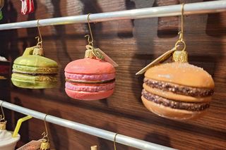 Ręcznie robione bombki z fabryki Koronex na zdjęciach